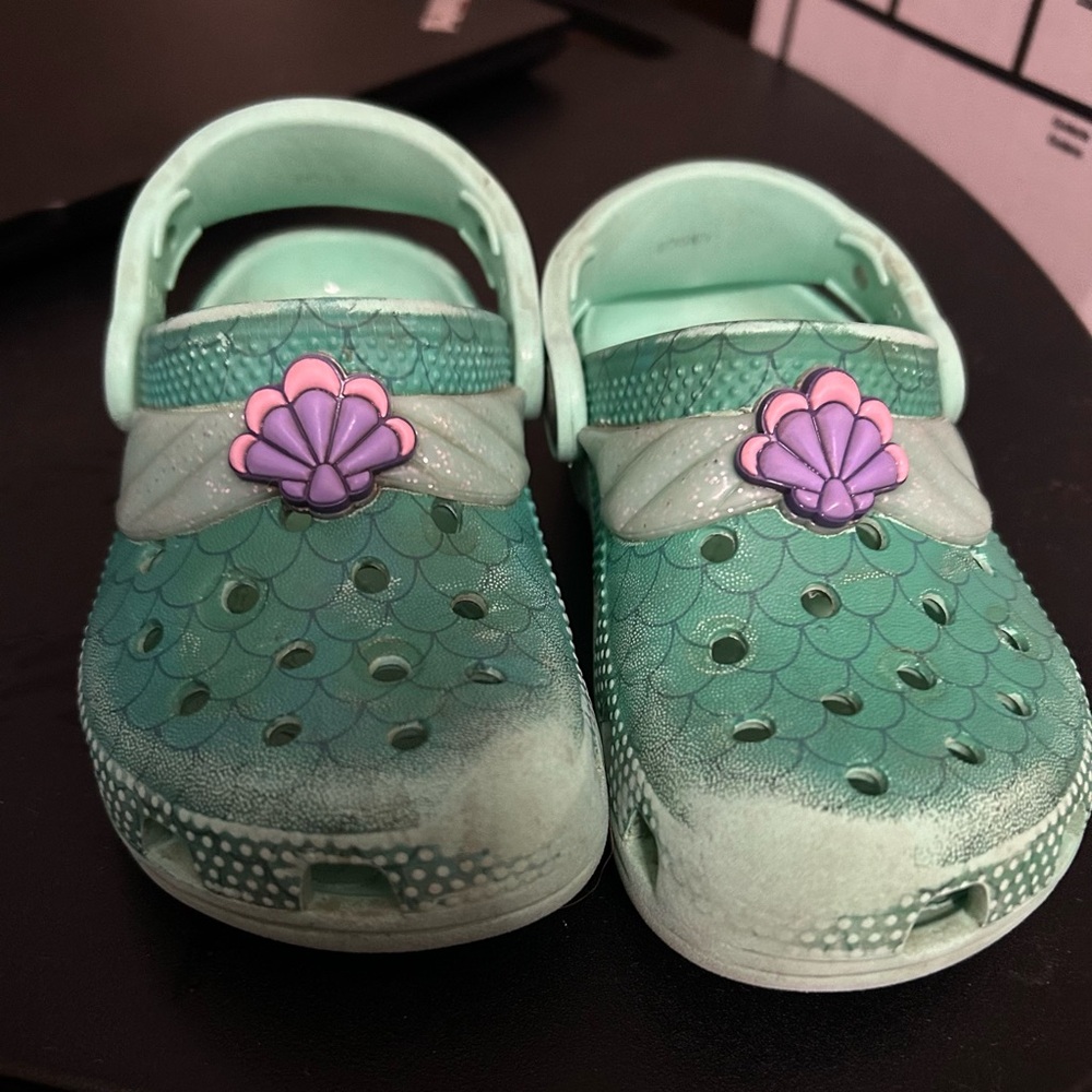 CROCS Kids Disney Ariel Sandals with Purple Seashell size 8 toddler’s